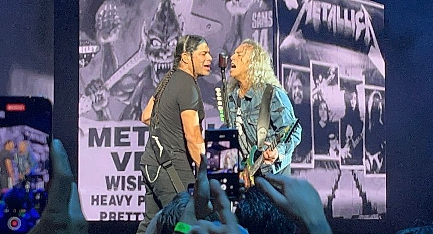 Rob Trujillo met Kirk Hammett op het podium bij Seminole Hard Rock Casino 