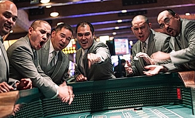 Een diverse groep vrienden die craps spelen in een casino